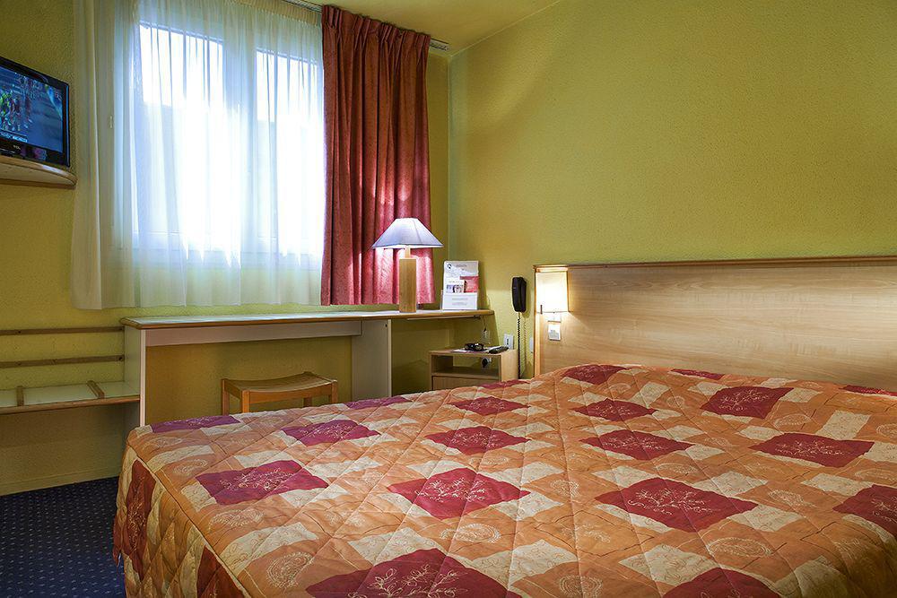Kyriad Gare - Grand Palais Hotel Lila